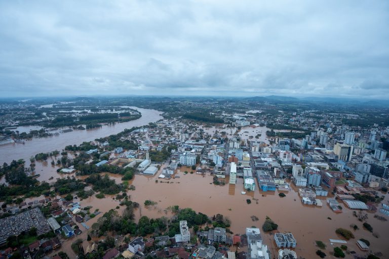 Vista aérea de uma cidade inundada pelas chuvas