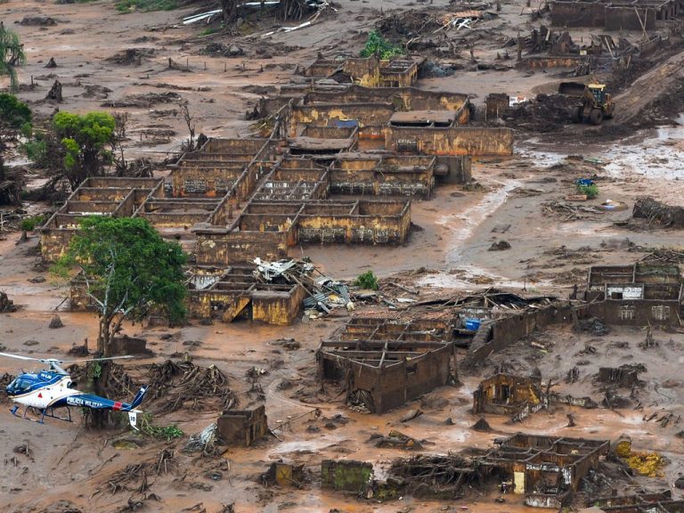 Foto aérea de uma cidade destruída e enlameada