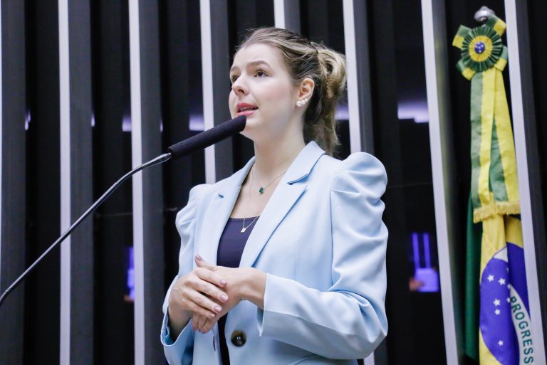 Luiza Canziani discursa na tribuna do Plenário da Câmara