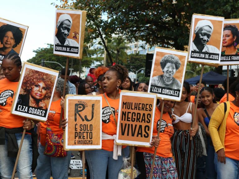 Direitos Humanos - negros - racismo - IX Marcha das Mulheres Negras do Rio de Janeiro, na praia de Copacabana, zona sul da cidade.