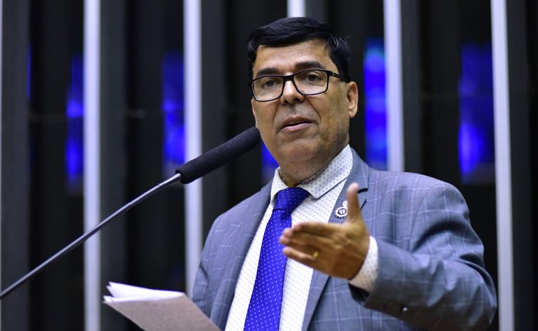 Deputado Professor Paulo Fernando fala ao microfone