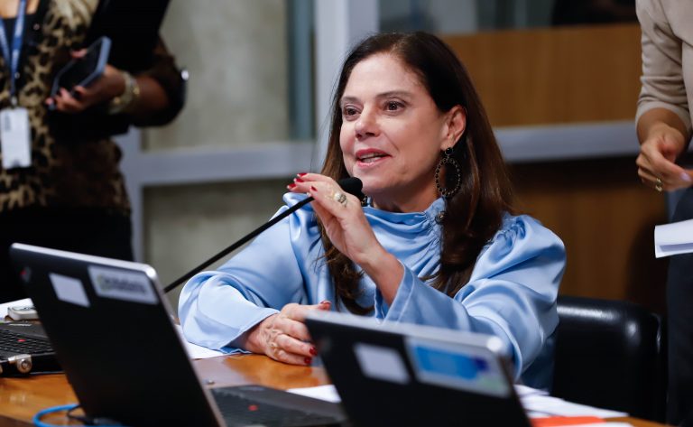 Soraya Santos fala durante reunião de comissão