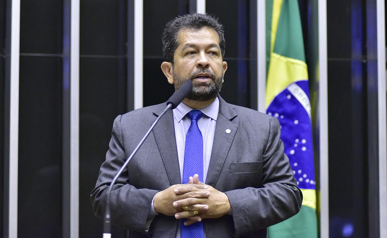 Henderson Pinto discursa na tribuna do Plenário