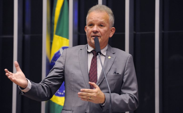 Deputado André Figueiredo fala ao microfone