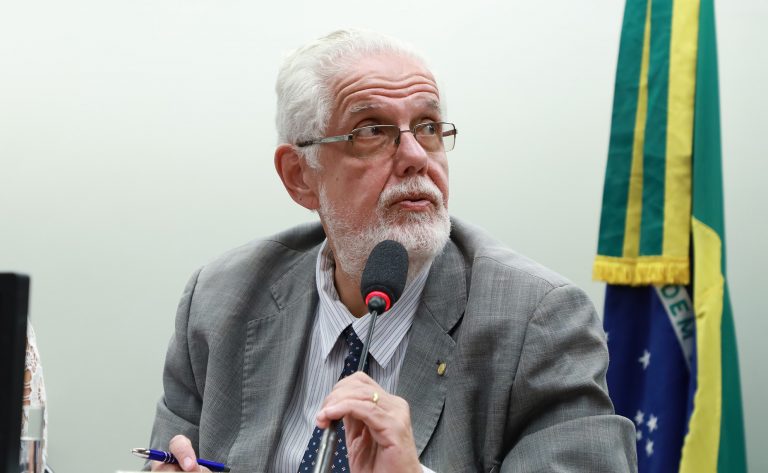 Jorge Solla fala durante reunião de comissão