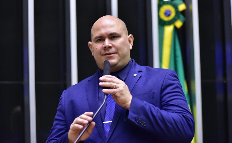 Deputado Abilio Brunini fala ao microfone