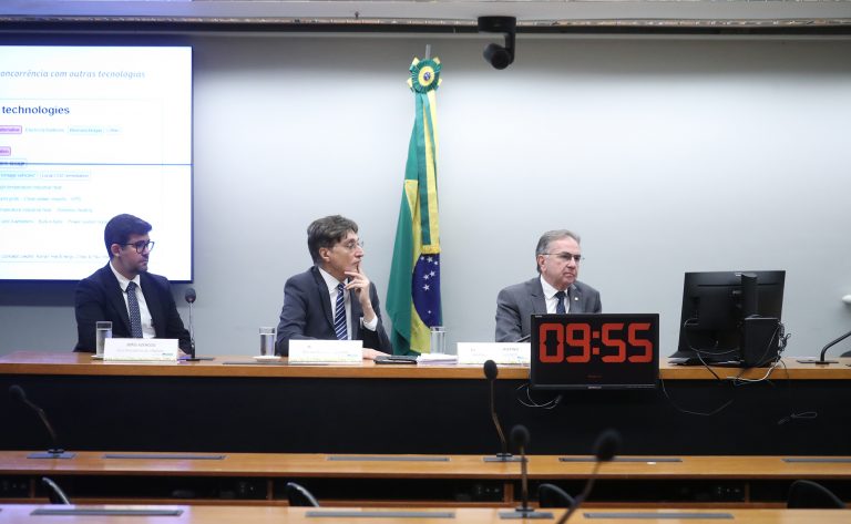 mesa da audiência pública da comissão de minas e energia