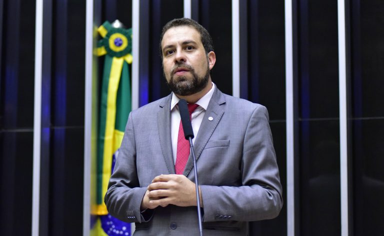 Guilherme Boulos discursa na tribuna do Plenário