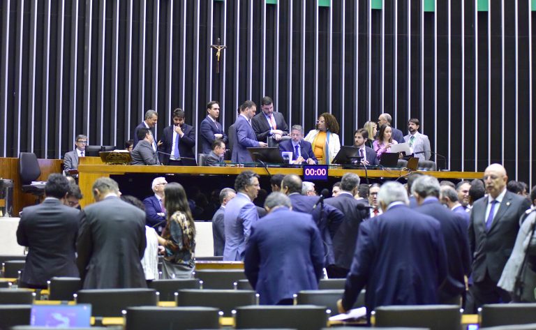 Discussão e votação de propostas. Presidente da Câmara dos Deputados, Arthur Lira.