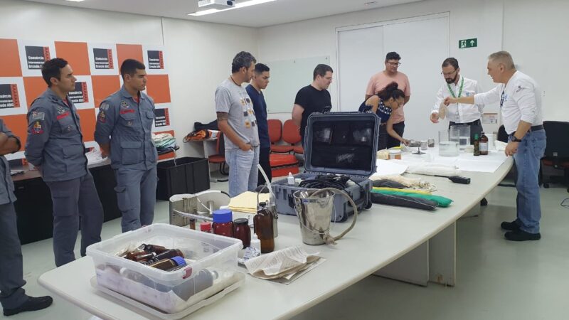 Explicações em sala de aula de como operar os equipamentos e fazer análises