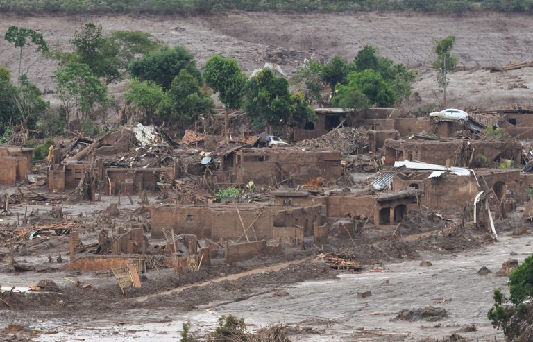 Casas destruídas pela lama de rejeitos de mineração após o rompimento da barragem em Mariana