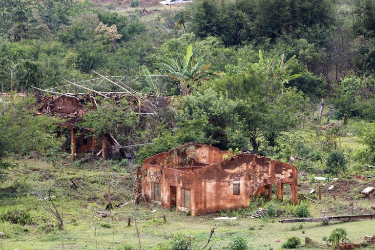 Foto aérea de uma cidade destruída