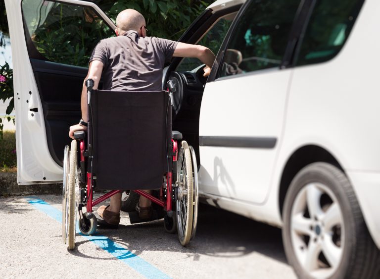 Direitos Humanos e Minorias - deficientes - pessoas com deficiência - carro adaptado -