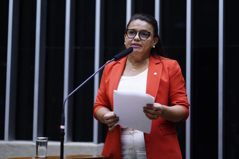 Helena Lima discursa na tribuna do Plenário