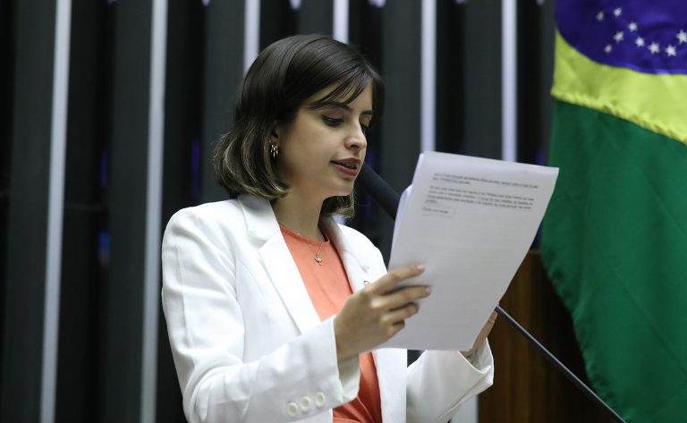 Tabata Amaral discursa na tribuna do Plenário