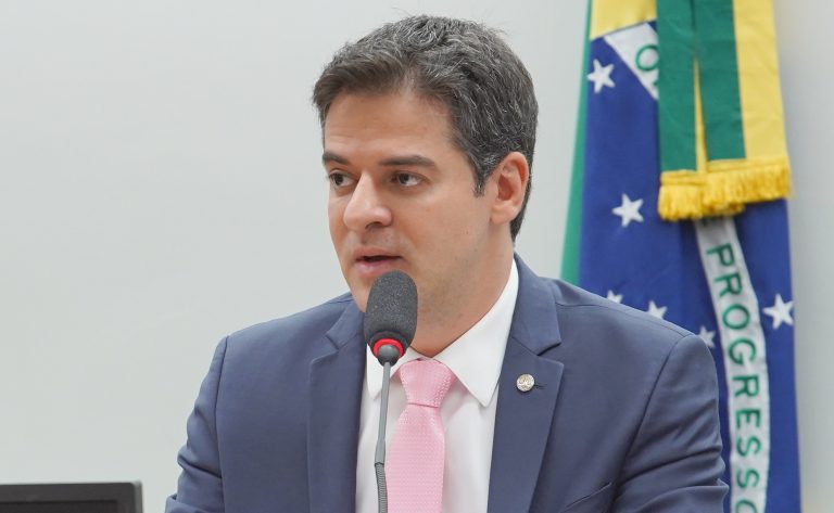 Ismael Alexandrino participa de reunião na Câmara