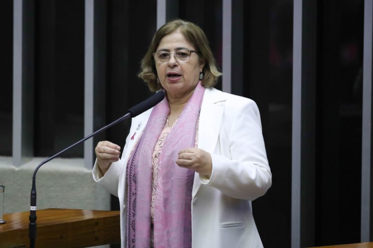 A ministra Cida Gonçalves