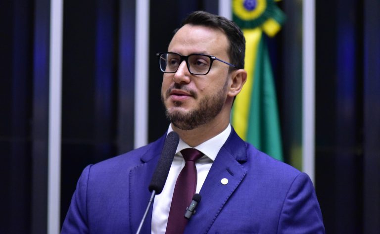 Deputado Delegado Matheus Laiola fala ao microfone