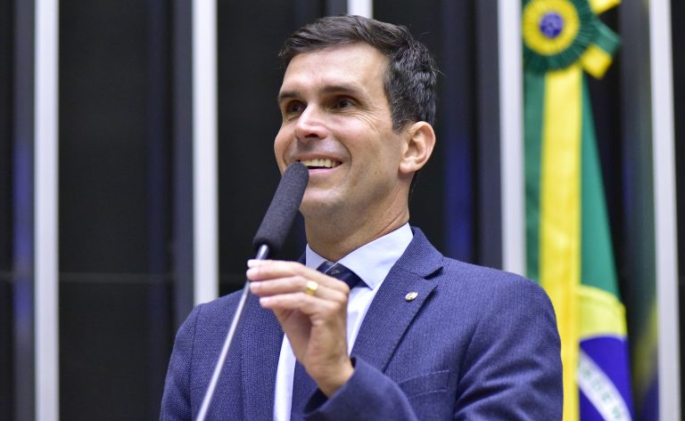 Deputado Luiz Lima fala ao microfone