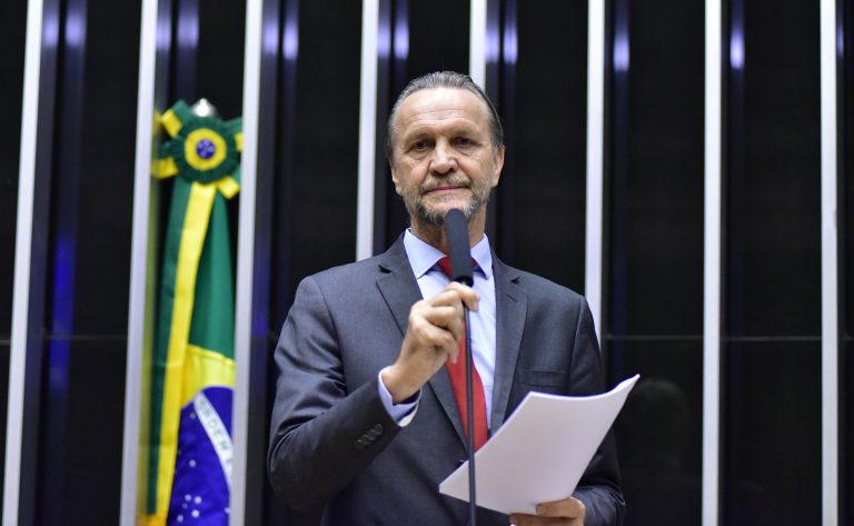 Pedro Uczai discursa na tribuna do Plenário