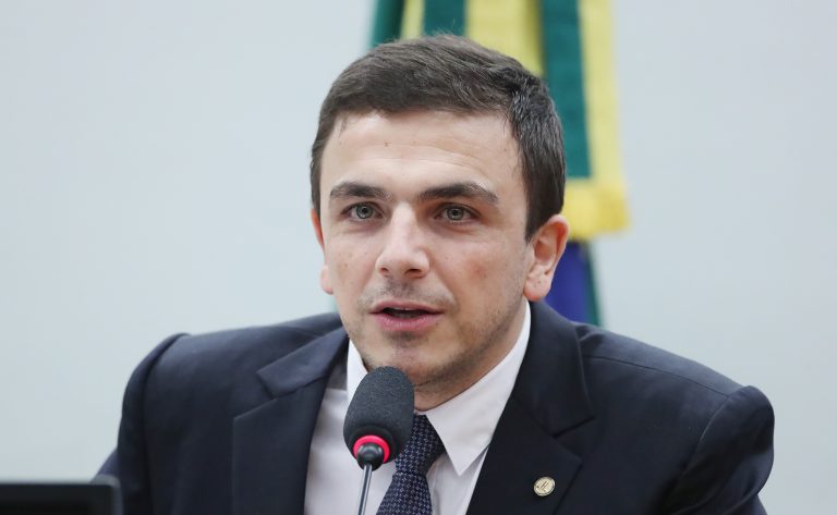 Deputado Aliel Machado fala ao microfone