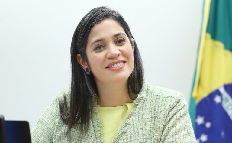 Iza Arruda participa de reunião na Câmara