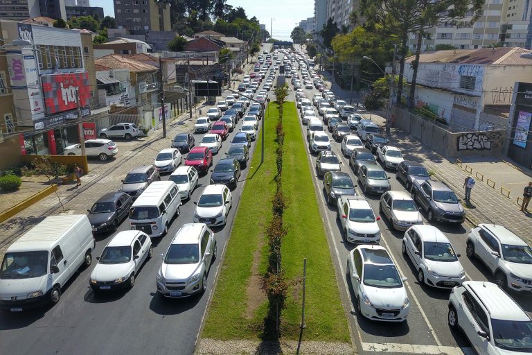 Transporte - congestionamento - carro - carros - tráfego - grandes cidades - engarrafamento - trânsito - multa