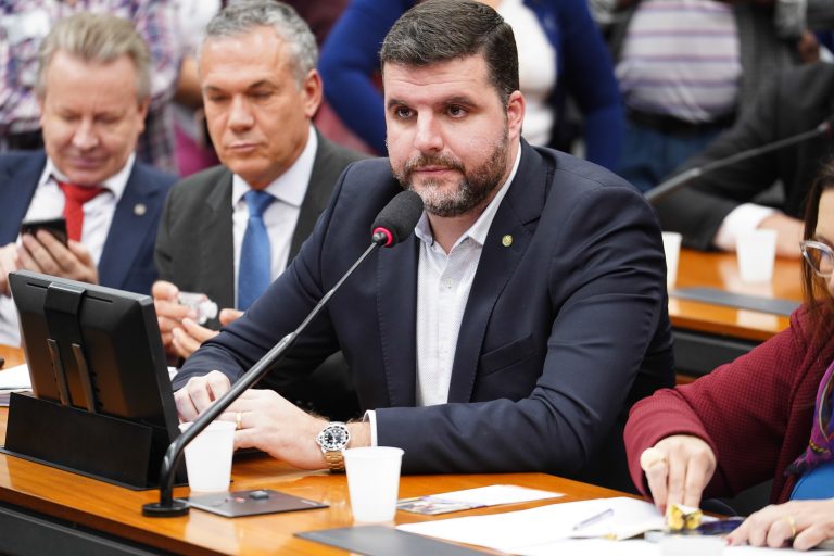 Pedro Lupion participa de reunião de comissão na Câmara