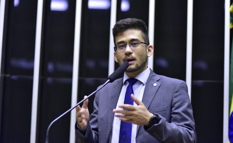 Kim Kataguiri discursa na tribuna do Plenário