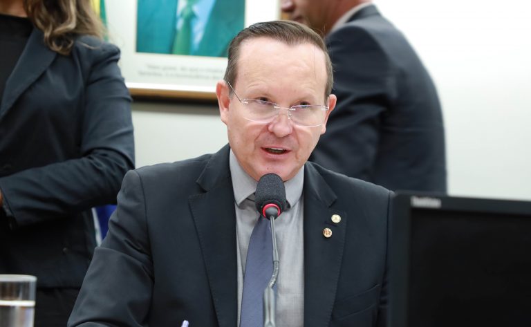 Márcio Honaiser fala durante reunião de comissão