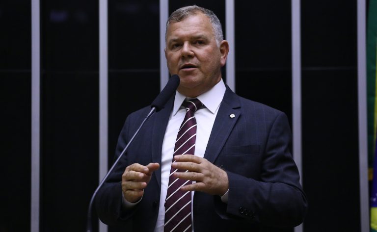 Lucio Mosquini discursa na tribuna do Plenário