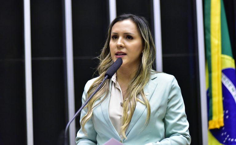 Deputada Andreia Siqueira fala ao microfone