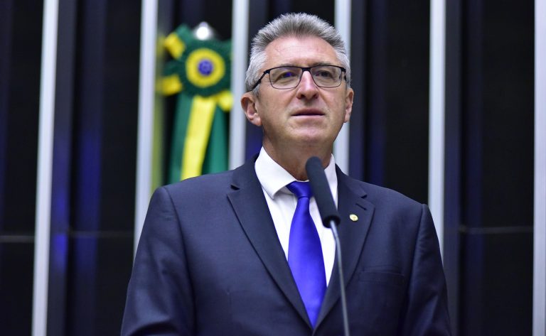 Deputado Heitor Schuch discursa no plenário