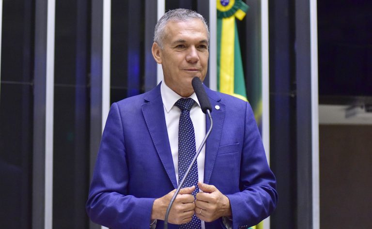 Zé Silva discursa na tribuna do Plenário