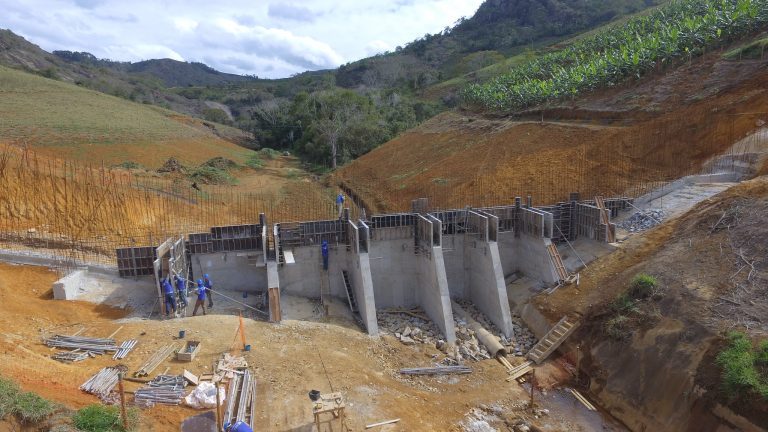 Governo - obras públicas - barragens água recursos hídricos (construção da barragem do Alto Santa Júlia, São Roque de Canaã-ES, em 2017)