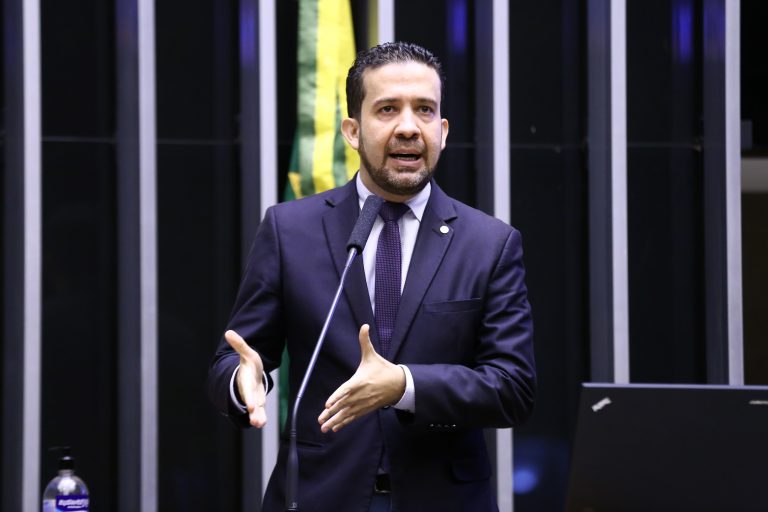 André Janones discursa na tribuna do Plenário