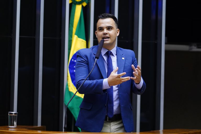 Junio Amaral discursa na tribuna do Plenário