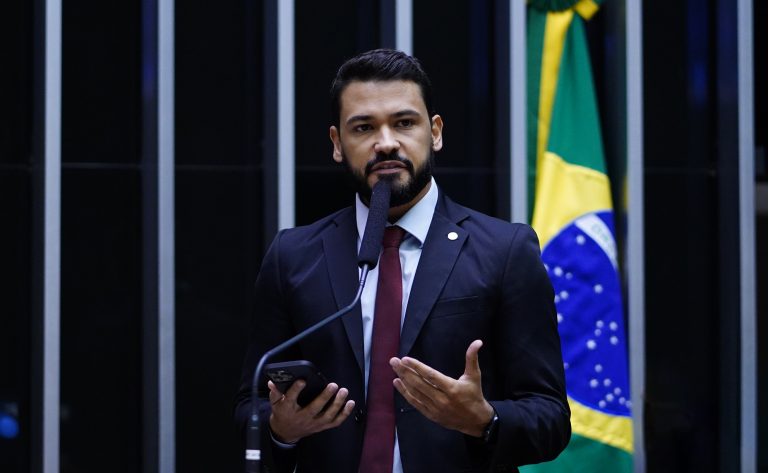 Samuel Viana discursa na tribuna do Plenário