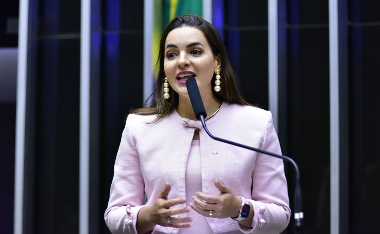 Dra. Alessandra Haber discursa na tribuna do Plenário