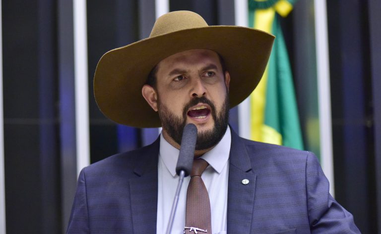 Zé Trovão discursa na tribuna do Plenário