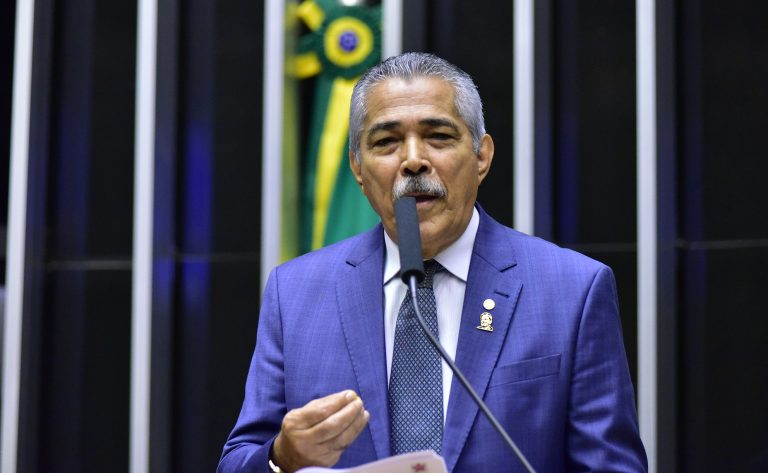 Leonardo Monteiro discursa na tribuna do Plenário