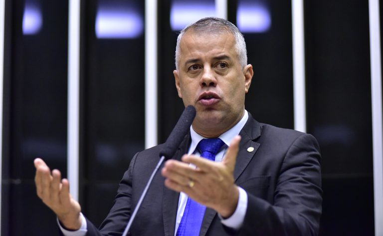 Evair Vieira de Melo discursa na tribuna do Plenário