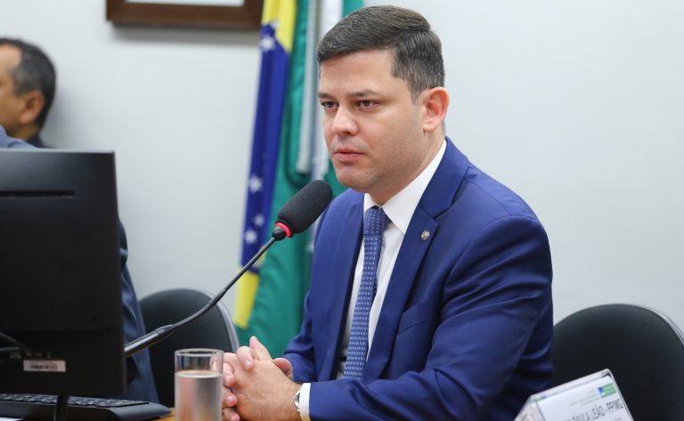 Deputado Tião Medeiros fala ao microfone