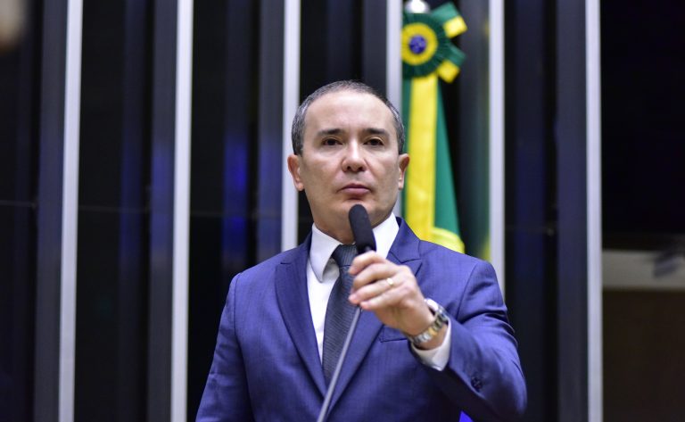 Deputado Duda Ramos (MDB-RR) no Plenário da Câmara dos Deputados