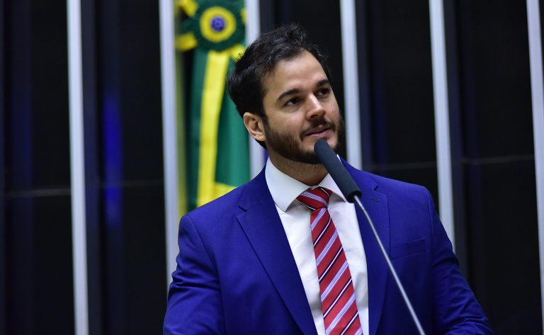 Túlio Gadêlha discursa na tribuna do Plenário