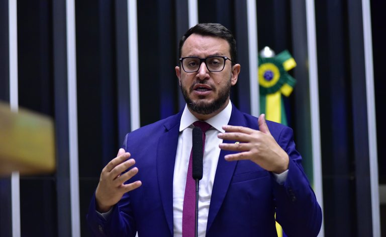 Matheus Laiola discursa na tribuna do Plenário