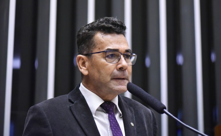 Padre João discursa na tribuna do Plenário