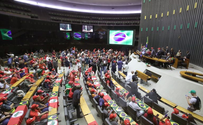 Trabalhadores sem terra estão sentados no Plenário da Câmara