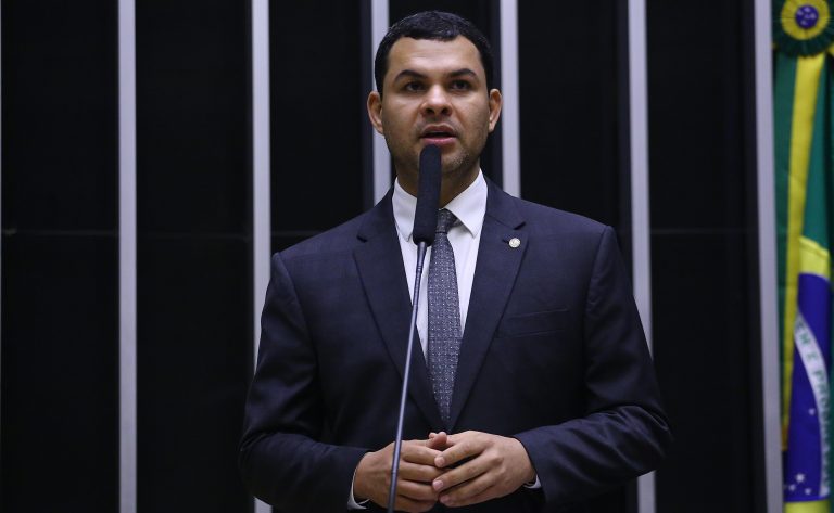 Saullo Vianna discursa na tribuna do Plenário