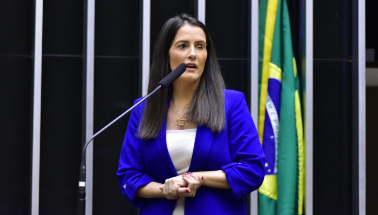 Amália Barros discursa na tribuna do Plenário